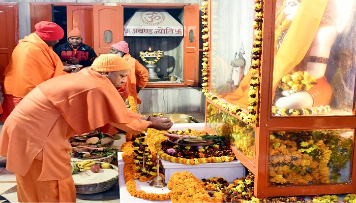 मुख्यमंत्री योगी ने महायोगी गोरखनाथ को चढ़ाई आस्था की पवित्र खिचड़ी