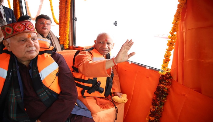 सीएम योगी ने देश की पहली रूफ माउंटेड सोलर बोट का किया शुभारंभ, सरयू में की बोटिंग