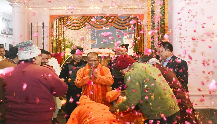 पीठ का सपना साकार कर गोरखपुर आए गोरक्षपीठाधीश्वर योगी का हुआ जोरदार स्वागत