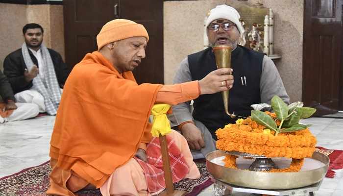 सीएम योगी ने किया रुद्राभिषेक, देवाधिदेव से की लोकमंगल की प्रार्थना