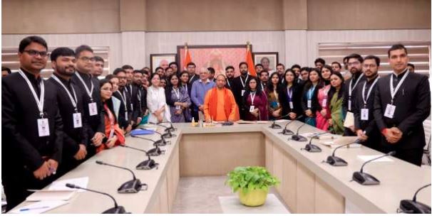 विकास कार्यक्रमों के क्रियान्वयन में प्रशासनिक अधिकारियों की महत्वपूर्ण भूमिका: सीएम योगी