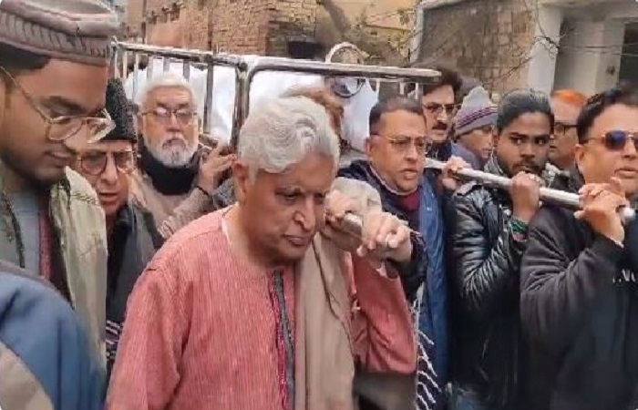 मुनव्वर राणा के जनाजे को जावेद अख्तर ने दिया कंधा, कहा- शायरी और उर्दू का बड़ा नुकसान