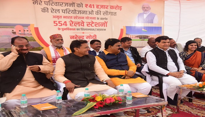 एके शर्मा ने मऊ को मिली परियोजनाओं का किया शिलान्यास