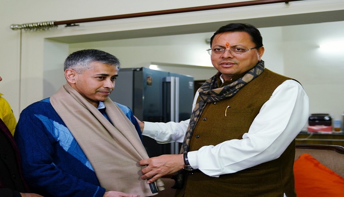 सीएम धामी ने कतर से सकुशल लौटे सौरभ वशिष्ट को किया सम्मानित