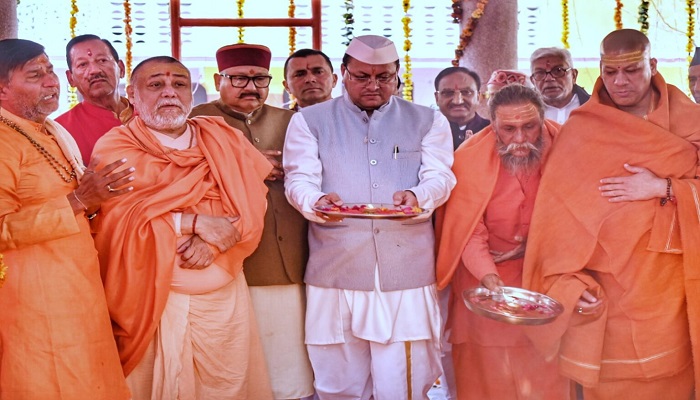 धामी ने जगदगुरू शंकराचार्य स्वामी राजराजेश्वराश्रम महाराज से भेंट कर लिया आशीर्वाद
