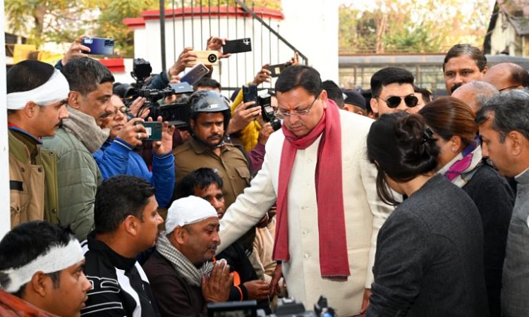 हल्द्वानी हिंसा में घायल पुलिसकर्मियों से मिले सीएम धामी, कहा-उपद्रवियों को बख्शा नहीं जाएगा