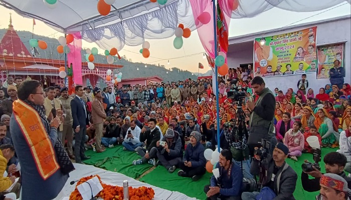 सीएम धामी ने सीमांत क्षेत्र के ग्राम ठाटा में लगाई रात्रि चौपाल