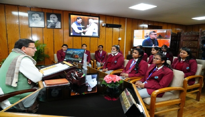 छात्राओं ने देखी विधानसभा की कार्यवाही, मुख्यमंत्री धामी से की भेंट