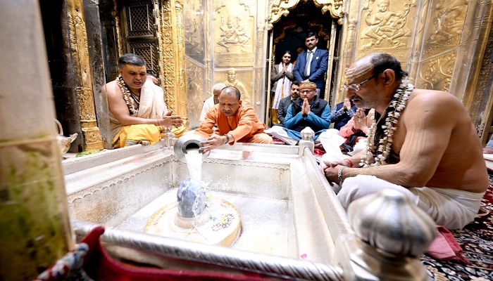 सीएम योगी ने काशी विश्वनाथ के दर पर झुकाए शीश