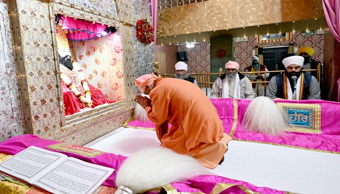सीएम योगी ने रविदास मंदिर में टेका मत्था, लंगर हाल का किया निरीक्षण