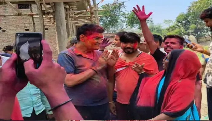 एके शर्मा ने गांव में खेली होली, परिवार के साथ होलिका दहन में हुए थे शामिल