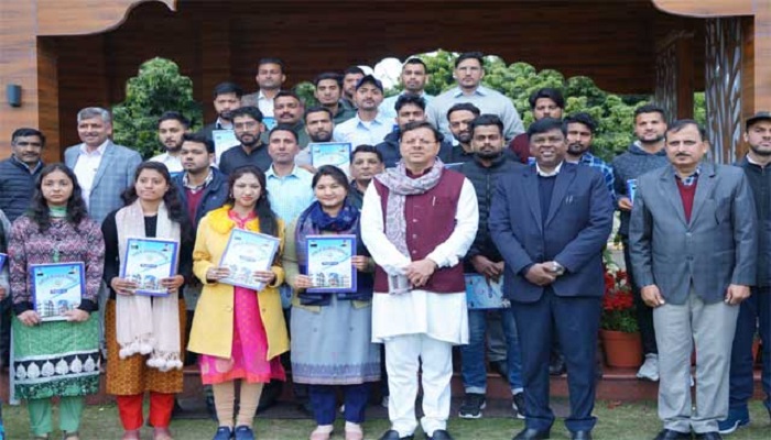 धामी ने अधीनस्थ सेवा चयन आयोग से नवनियुक्त अधिकारियों को प्रदान किए नियुक्ति-पत्र