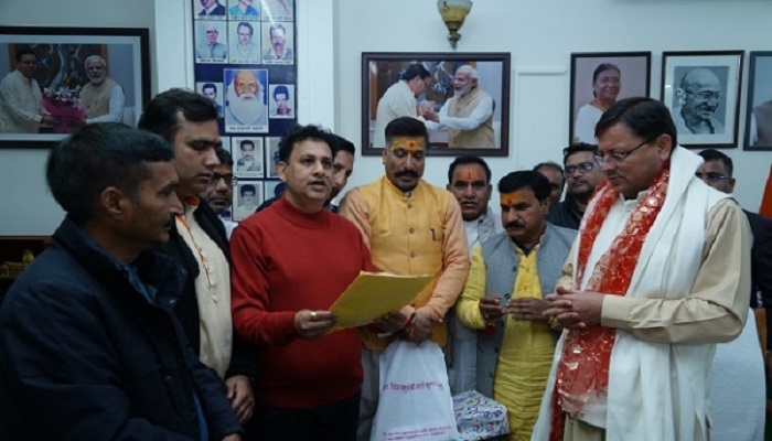 UCC पारित होने पर सीएम धामी को भेंट किया अभिनंदन पत्र