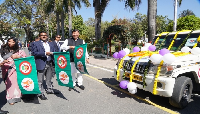 धामी ने महिलाओं और किशोरियों की सुरक्षा के लिए मोबाइल वैनों को दिखाई हरी झण्डी