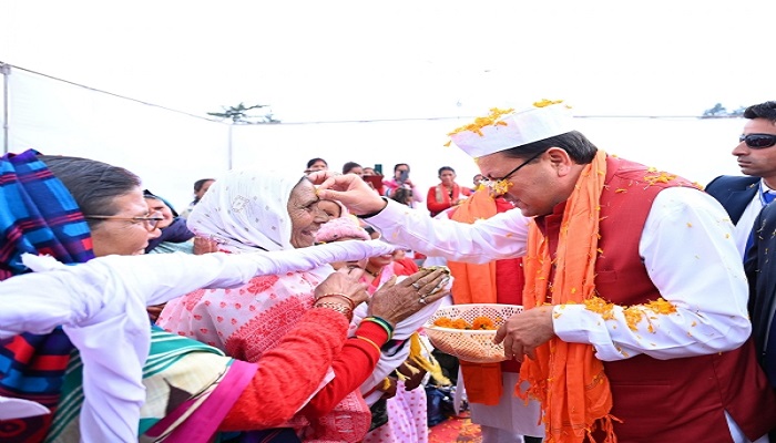 होली के रंग में रंगे मुख्यमंत्री धामी, कार्यकर्ताओं से चुनावी समर में कूदने का किया आह्वान