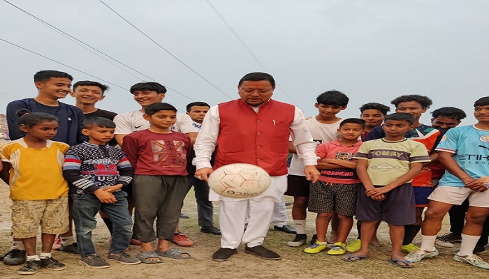 सीएम धामी पहुंचे फुटबॉल मैदान, अनुभव किया साझा
