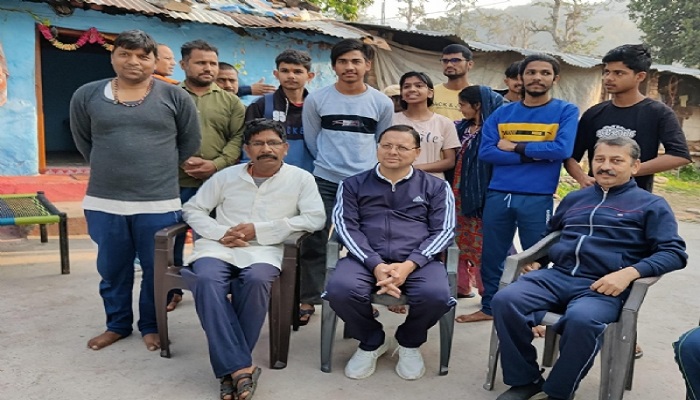 धामी अचानक कार्यकर्ता के घर पहुंचे, परिजनों से मिल कर लिया फीडबैक