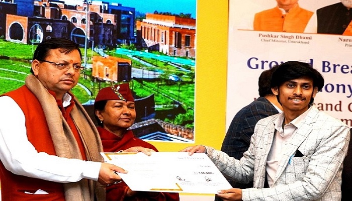सीएम धामी ने उद्योग विभाग के अभ्यर्थियों को दिए नियुक्ति पत्र, बोले- आप हमारे ब्रांड एम्बेसडर