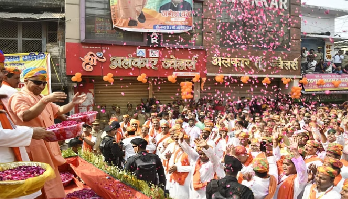 सीएम योगी ने गोरखनाथ मंदिर में खेली फूलों की होली