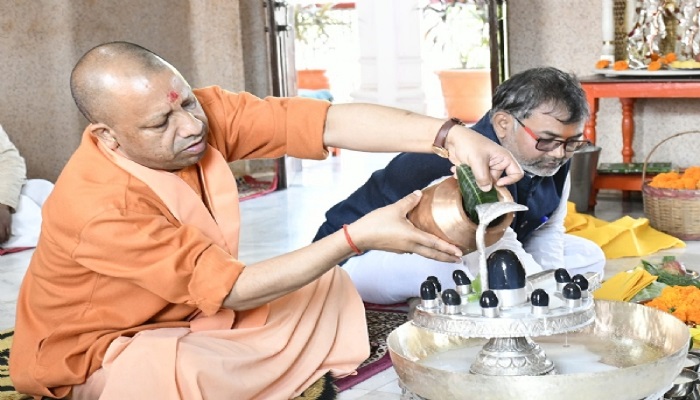 जलाभिषेक-रुद्राभिषेक कर योगी ने की लोगों के सुखमय जीवन की कामना