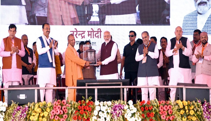 आजमगढ़ में मनी की बौछार कर रहे पीएमः सीएम योगी