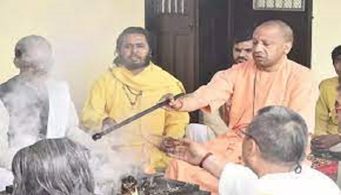 होलिका भस्म की पूजा कर मुख्यमंत्री योगी ने मनाई होली
