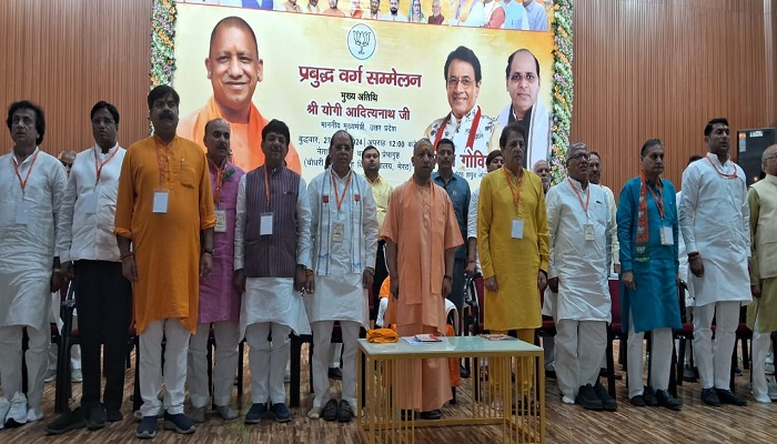 शहर के डॉक्टर, प्रोफेशनल्स, सीए, टीचर्स और उद्यमियों के बीच पहुंचे मुख्यमंत्री योगी
