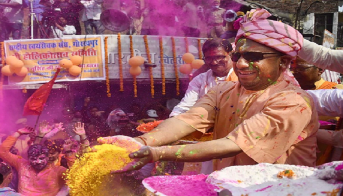 गोरखपुर की होली: गोरक्षपीठाधीश्वर की अगुवाई में चटक होते हैं सामाजिक समरसता के रंग