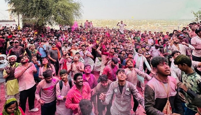 बरसाना में 20 कुंतल लड्डू से खेली गई लड्डू मार होली