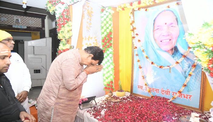 ऊर्जा मंत्री एके शर्मा ने ओमप्रकाश राजभर की मां को दी श्रद्धांजलि