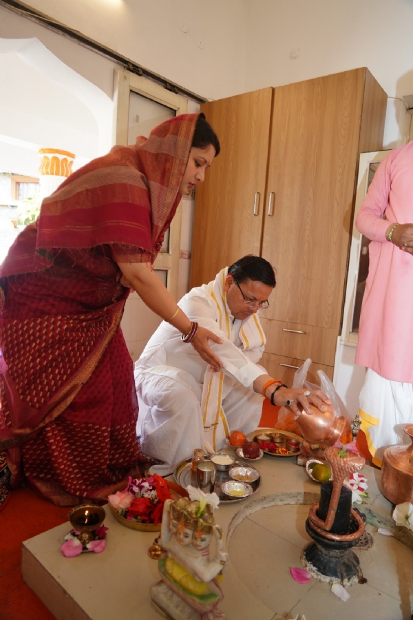 धामी ने मां भगवती की पूजा कर प्रदेश की खुशहाली की प्रार्थना