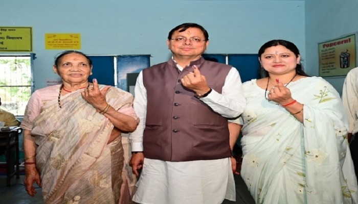 सीएम धामी ने मतदान कर पहले मतदान, फिर जलपान का दिया संदेश