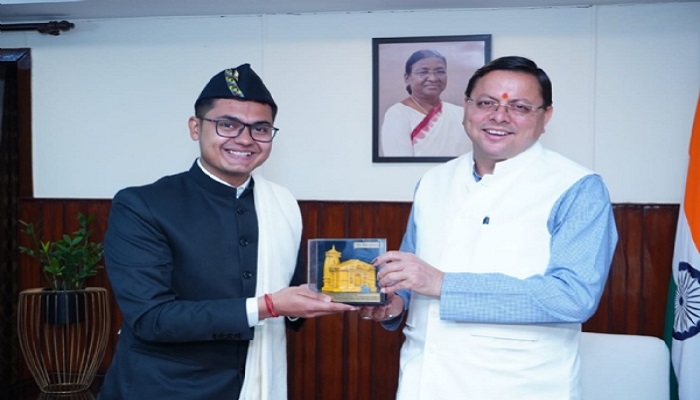 सीएम धामी से सिविल सेवा में चयनित अंशुल भट्ट ने की भेंट