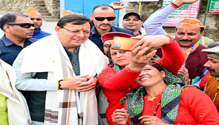 रैथल गांव की महिलाएं मुख्यमंत्री को देख बोलीं भैजी अमारी दगड़ी सेल्फी ल्यिवा त…