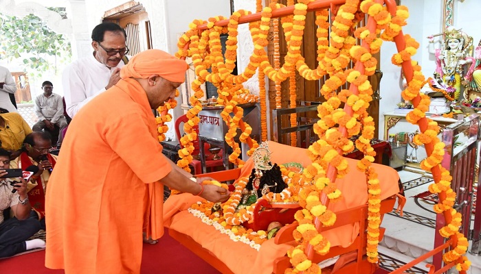 सीएम योगी ने गोरखनाथ मंदिर में मनाया श्रीराम जन्मोत्सव