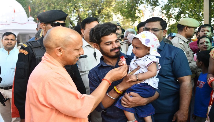 चुनावी व्यस्तता के बीच गोसेवा में रमे सीएम योगी, फिर झलका बाल प्रेम