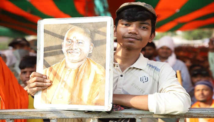 हाथों में योगी की फोटो, आंखों में दीदार की आस