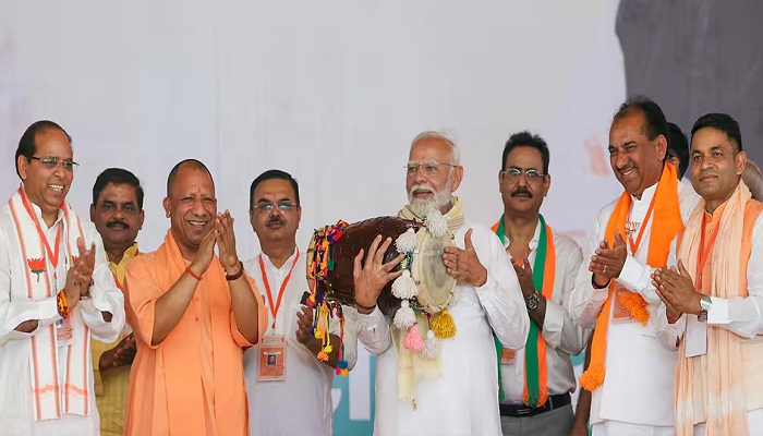 यदुवंश का ढोल पीटने वाले चुनाव में श्रीकृष्ण का अपमान करने वालों के साथ : मोदी