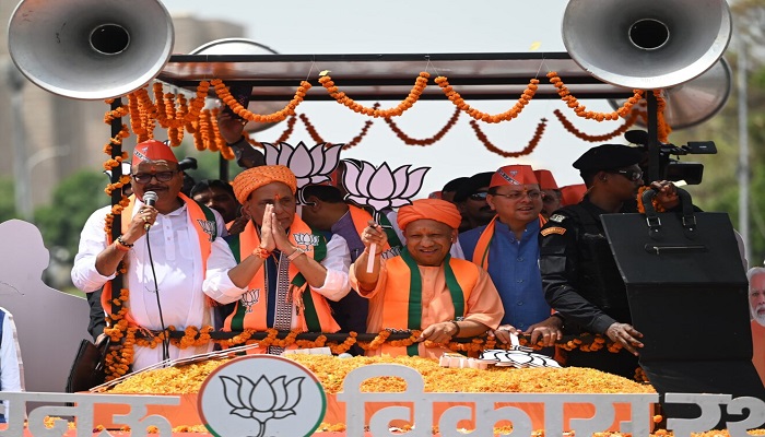 ‘विकास रथ’ पर साथ राजनाथ संग आदित्यनाथ, जनसमुद्र बोल उठा- अबकी बार, 400 पार