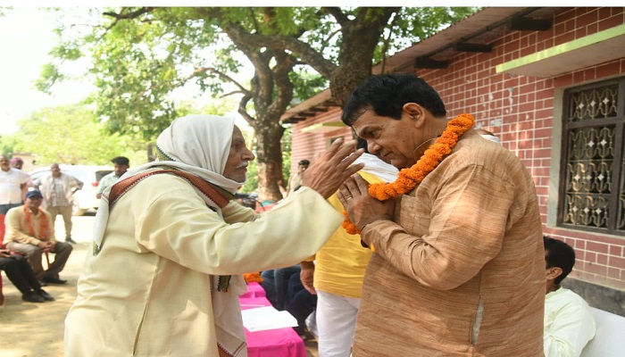 देश के प्रत्येक व्यक्ति को समृद्ध और शसक्त बनाने के लिए हमेशा प्रयासरत रहते हैं मोदी: एके शर्मा