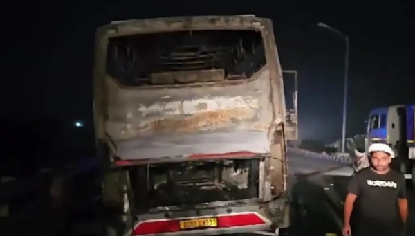 चलती बस बनी आग का गोला, आठ श्रद्धालुओं के मरने की आशंका