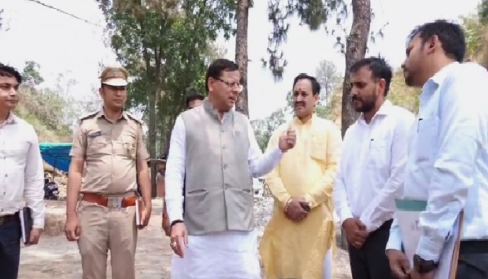 वनाग्नि रोकने के लिए सीएम धामी हुए सख्त, पिरूल की सूखी पत्तियां हटाने की दी हिदायत