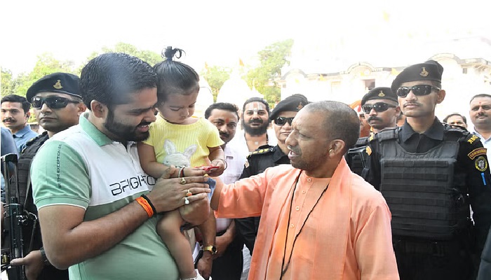 गौसेवा के बाद सीएम योगी ने लुटाया मासूम बच्ची पर प्यार दुलार