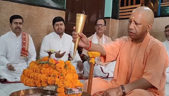 अक्षय तृतीया पर योगी ने किया देवाधिदेव का रुद्राभिषेक