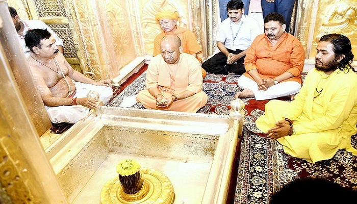 सीएम योगी ने काशी विश्वनाथ धाम में किया दर्शन-पूजन, कालभैरव का भी लिया आशीर्वाद