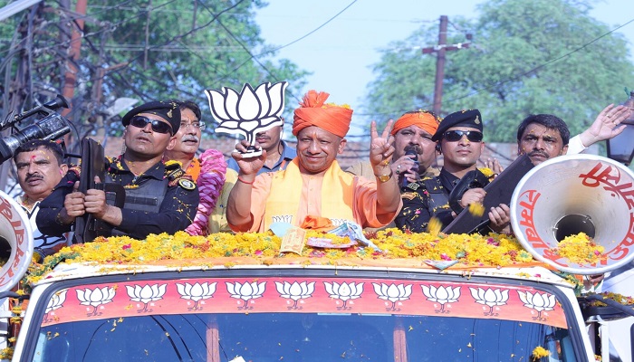 योगी के रोड शो में भगवामय हुई झांसी