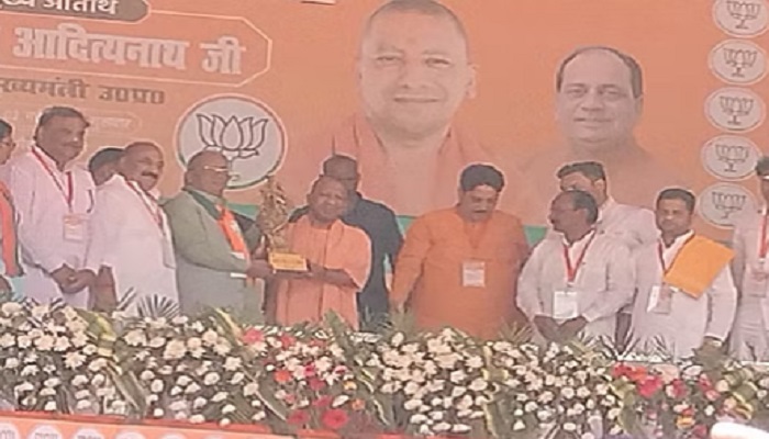 देश में तालिबानी शासन लागू करना चाहती है कांग्रेस: सीएम योगी