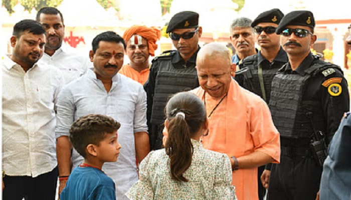 सीएम योगी ने मंदिर में दर्शन पूजन करने आए बच्चों का किया दुलार, की गोसेवा