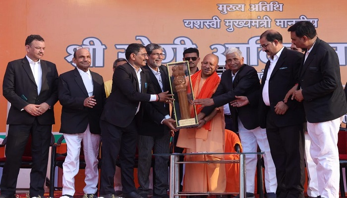 चुनौतियों से डटकर सदा अग्रिम पंक्ति में खड़ा रहा अधिवक्ता समाजः योगी