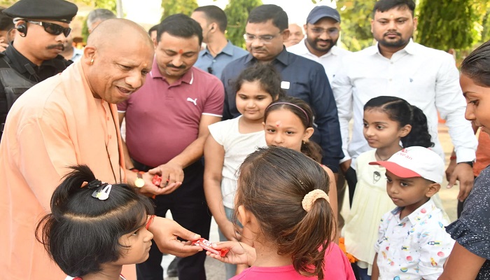 बच्चों को खूब भाई सीएम योगी संग ठिठोली